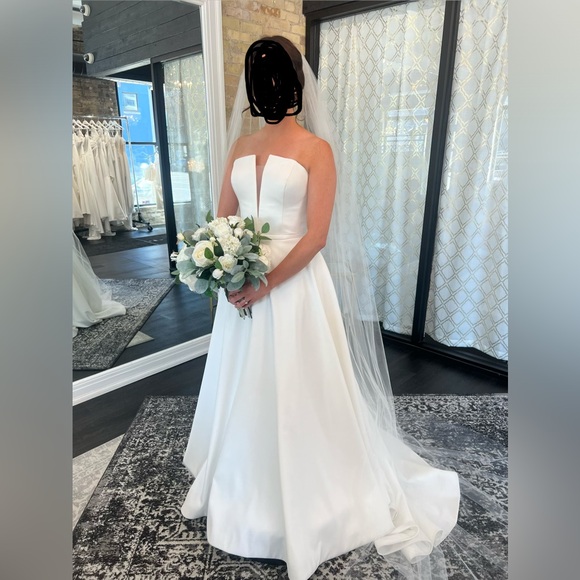 Paloma Blanca 4888 Wedding Dress - NEVER WORN OUTSIDE OF BRIDAL SALON - Picture 3 of 9